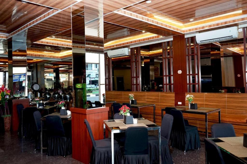 Ren'Z Hotel Bangka Island  Exterior photo